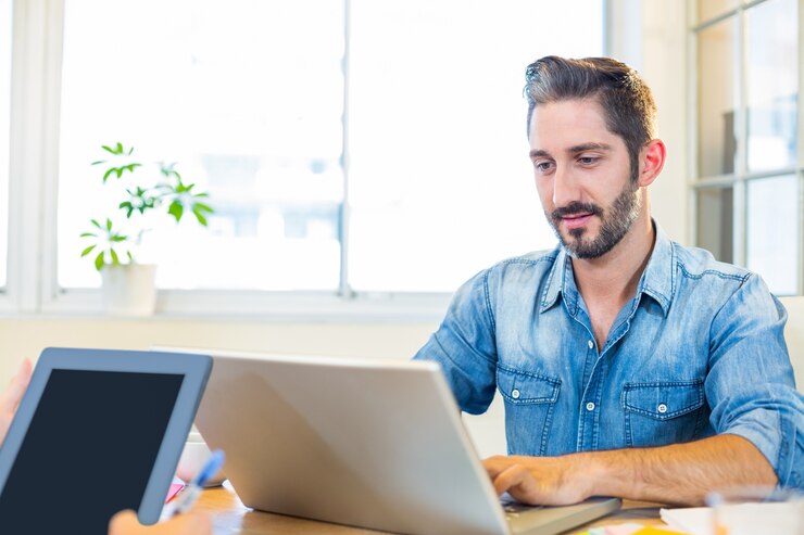 Foto socios que trabajan en el escritorio usando la computadora portátil y la tableta