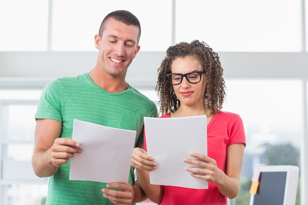 Socios trabajando y leyendo archivos