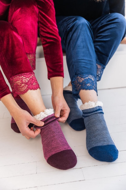 Socken mit Isolierung für das Zuhause und das tägliche Leben Blaue und rosa Socken mit warmer Mitte