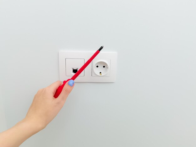 Foto socket und stecker für ftp-kabel in der wand installiert konzept der reparatur elektrische frau und repa