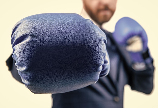 Soco de close-up do empresário recortado em luvas de boxe prontas para nocaute de batalha de negócios corporativos