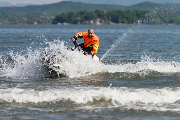 Socorrista dirige com jet ski busca por pessoa desaparecida