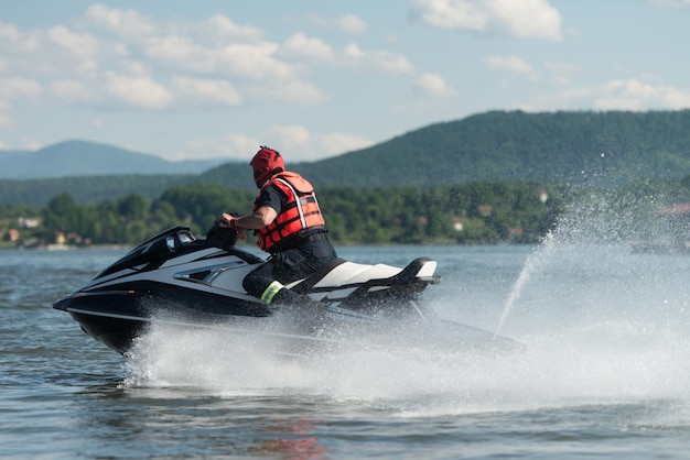 Socorrista dirige com jet ski busca por pessoa desaparecida