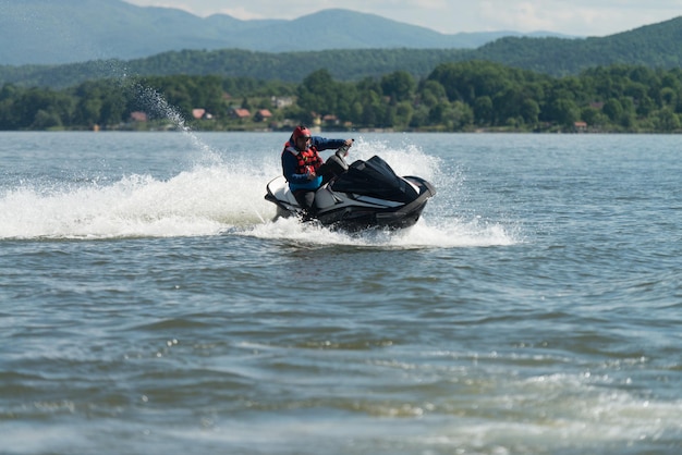 Socorrista fazendo vigia no oceano de jet ski