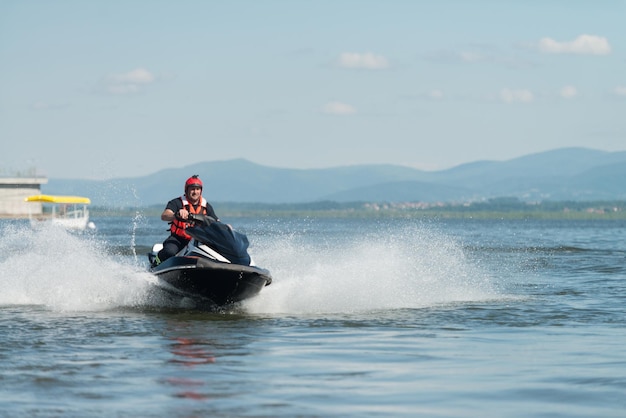 Socorrista inspecionando área oceânica por jet ski