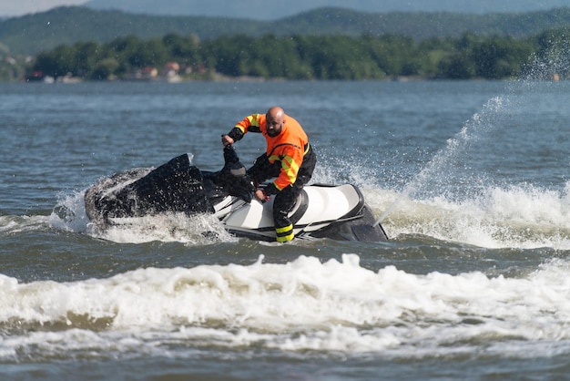 Socorrista pesquisando a área do lago por Atv Jet Ski