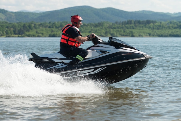 Socorrista pesquisando a área do lago por Atv Jet Ski