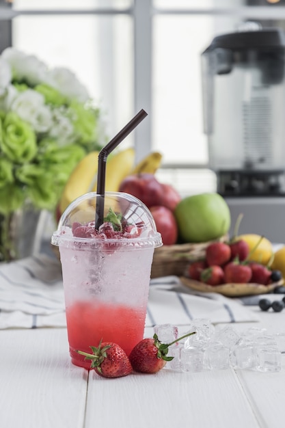 Soda italiana de fresa dispuesta en la mesa de madera