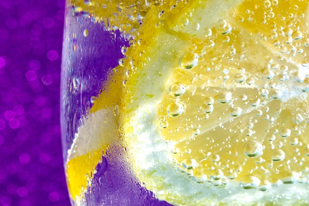 Foto soda mit zitrone auf purpurrotem makro