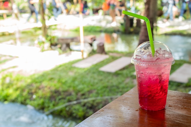 Soda roja, sed fría en el jardín