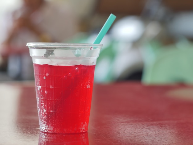 Soda roja en un vaso de plástico.