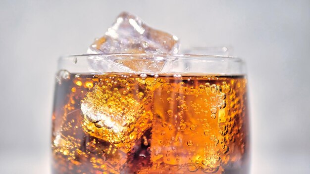 Soda en un vaso con hielo de cerca