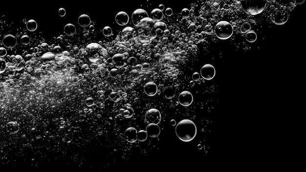 Soda-Wasserblasen spritzen unter Wasser gegen schwarzen Hintergrund