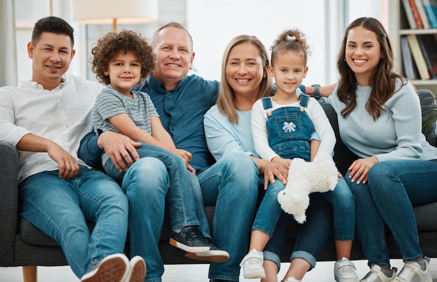 Sofa abuelos y padres en retrato con niños conexión y vínculo familiar en el hogar Familia hombres y mujeres con niños para la conexión infancia y relajarse con sonrisa en el sofá en la sala de estar