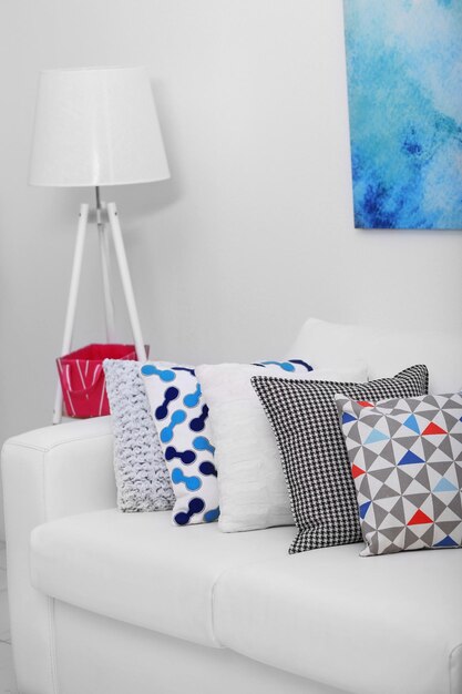 Foto sofa con almohadas de colores en la habitación