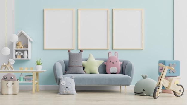 Sofá azul y muñeca, lindas almohadas en la elegante habitación infantil con carteles en la pared.