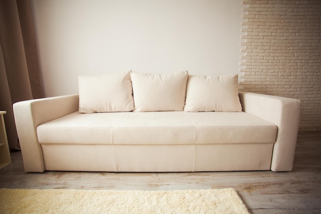 Foto sofa branca contra a parede em casa