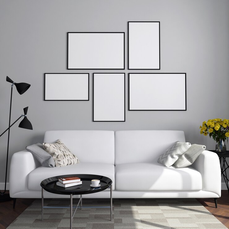 Sofá branco e moldura vazia na sala de estar