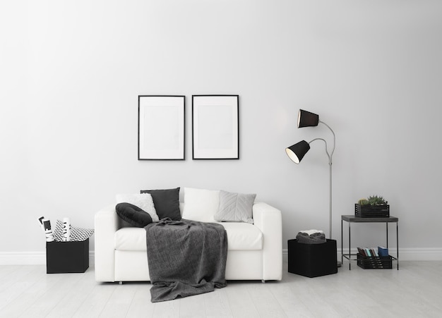 Sofá branco elegante no interior da sala de estar moderna