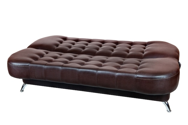 Sofá cama convertible de piel sintética con color marrón oscuro, aislado sobre fondo blanco, incluye trazado de recorte.