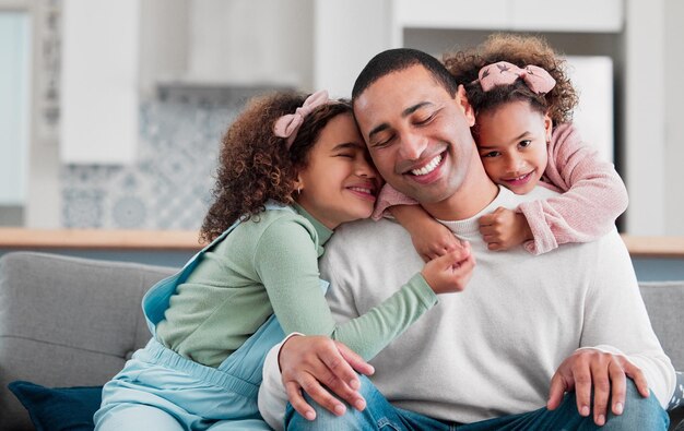 Sofa feliz e pai com filhos abraço para vincular relacionamento amoroso e relaxar juntos em casa Família paternidade e pai com meninas na sala de estar para o afeto abraço e sorriso para o amor