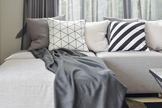 Sofá en forma de L gris claro con patrón variado