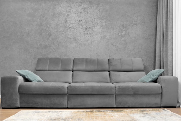Sofá gris en el interior de una sala de estar moderna