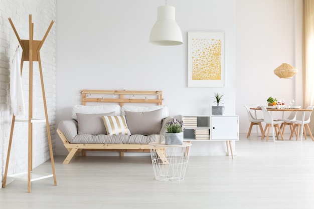 sofá de madera moderno