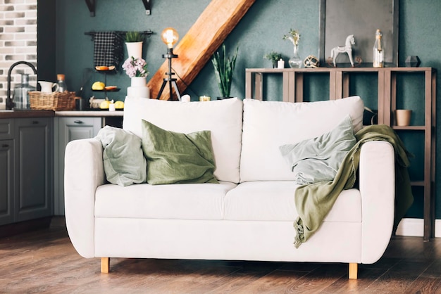 Sofa en la mesa en casa