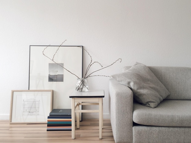 Sofa y mesa contra la pared en casa