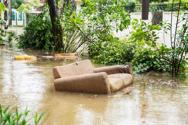 Sofa mitgerissener Flutstrom in der Stadt Jakarta