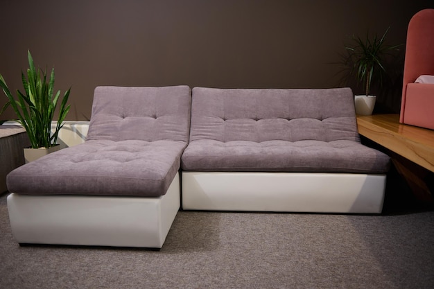 Sofá moderno e confortável exibido para venda em um showroom de uma loja de móveis estofados para decoração de interiores Design de interiores e decoração de casa