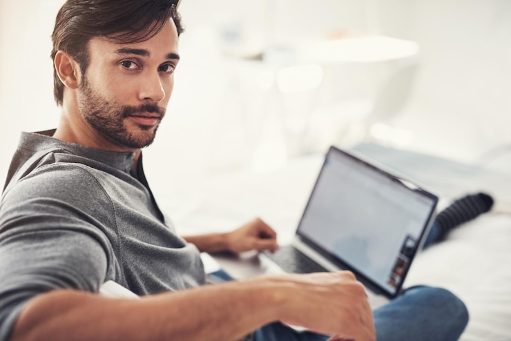 Foto sofa de relajación y retrato de hombre con pantalla de portátil para búsqueda, redes y proyectos en línea en el hogar sonríe trabajo remoto y persona en el sofá con computadora para transmisión de correo electrónico o suscripción web