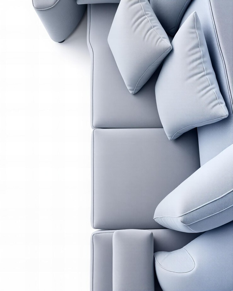 Sofá seccional moderno con cojines profundos de peluche y tapicería gris suave aislada en un respaldo blanco
