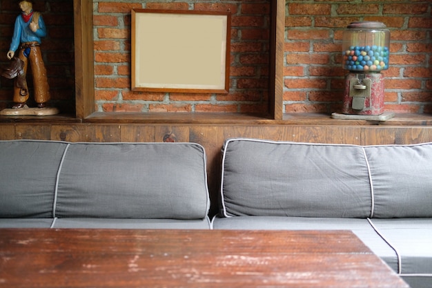 Sofá sofá en la sala de estar cerca de la pared de ladrillo