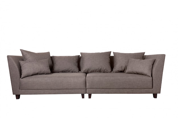 Sofá de tela gris moderno con almohadas aisladas en blanco.