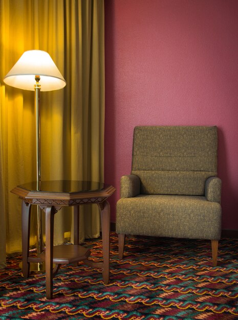 Sofa und Lampe mit Tisch im Schlafzimmer in der Nacht