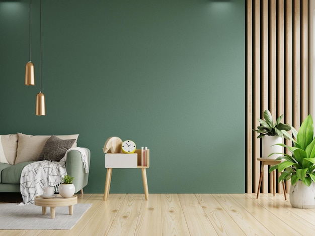 Sofá verde con mesa en pared verde y suelo de madera.