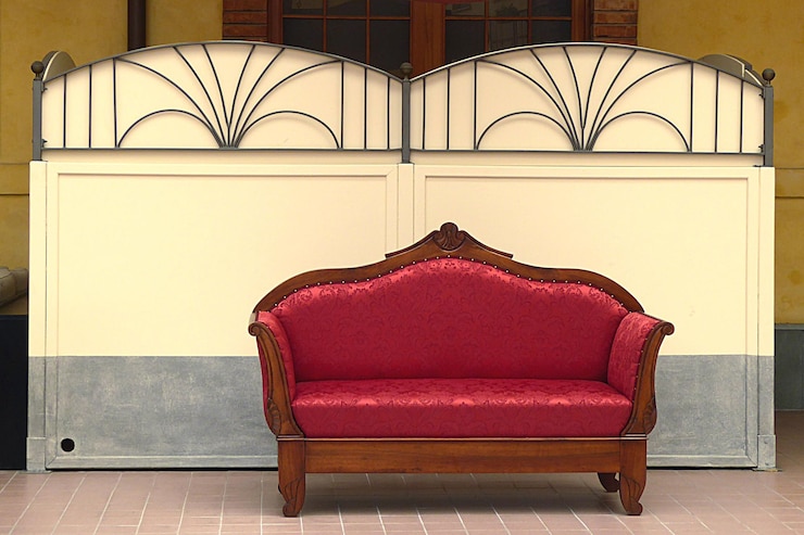 Foto sofa vermelha no chão de madeira