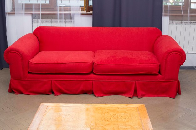 Foto sofá vermelho na mesa em casa