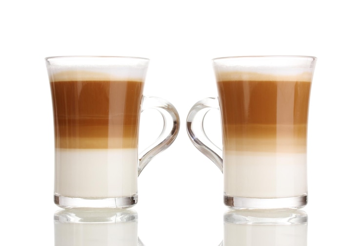 Foto soffee latte perfumado en vasos de vidrio aislados en blanco