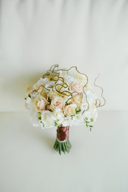 Sofisticado y original ramo de novia original para la novia de té y rosas blancas sobre una luz