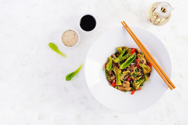 Sofreír verduras con champiñones, pimentón, cebolla morada y brócoli. Comida sana. Cocina asiática. Vista superior, arriba