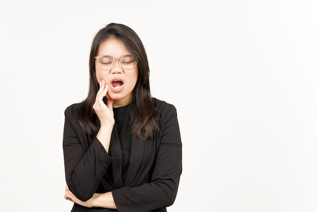 Sofrendo de dor de dente de linda mulher asiática vestindo blazer preto isolado no fundo branco
