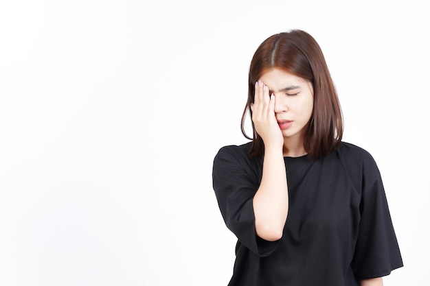 Sofrendo dor de cabeça gesto dor de cabeça de linda mulher asiática isolada no fundo branco