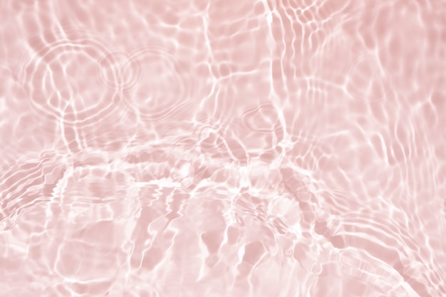 Soft focus hidratante cosmético rosa floral água loção micelar ou emulsão de fundo abstrato