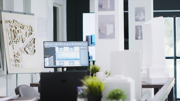 Software de arquitectura CAD en la computadora en el escritorio vacío de la oficina