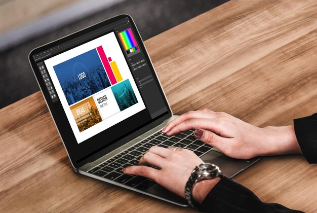 Foto software de design gráfico para design moderno de página web e anúncios comerciais exibidos na tela do computador