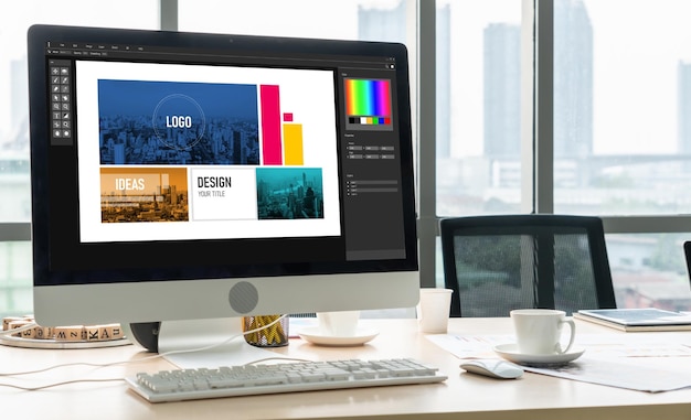 Foto software de designer gráfico para design moderno de página da web e anúncios comerciais exibidos na tela do computador