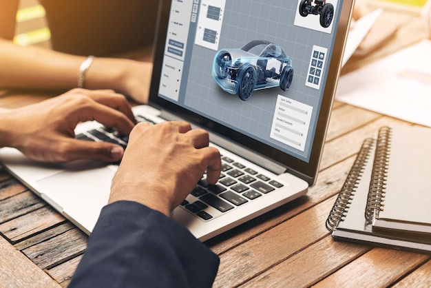 El software de diseño de automóviles eléctricos en la pantalla de la computadora muestra el plan de simulación cómodamente